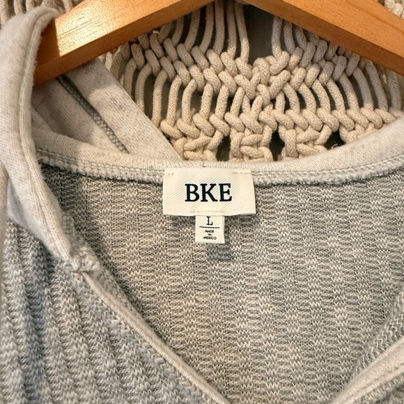 BKE Women’s Hooded V-Neck Sweater – Gray Knit & Cotton Pieced Design - Picture 2 of 2